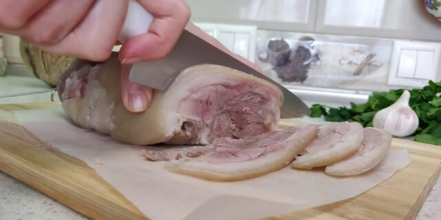 Vařené vepřové koleno s česnekem Vařené vepřové koleno s česnekem