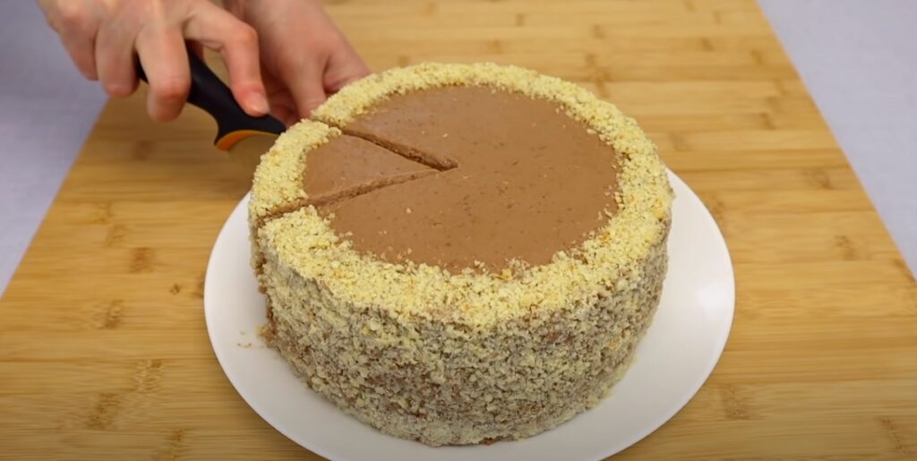 Krémový dort s lískovými oříšky a jemným čokoládovým krémem