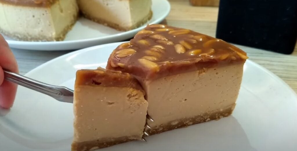 Žádné pečení! Nepečený kávově-karamelový cheesecake s arašídy 