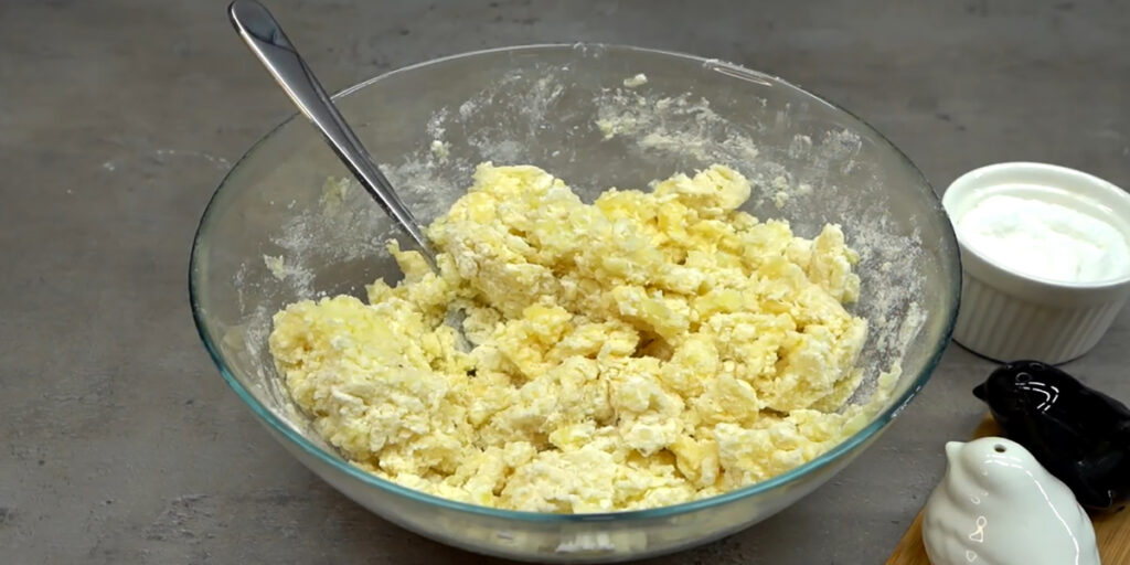 Smažený bramborový koláč se šunkou a sýrem
