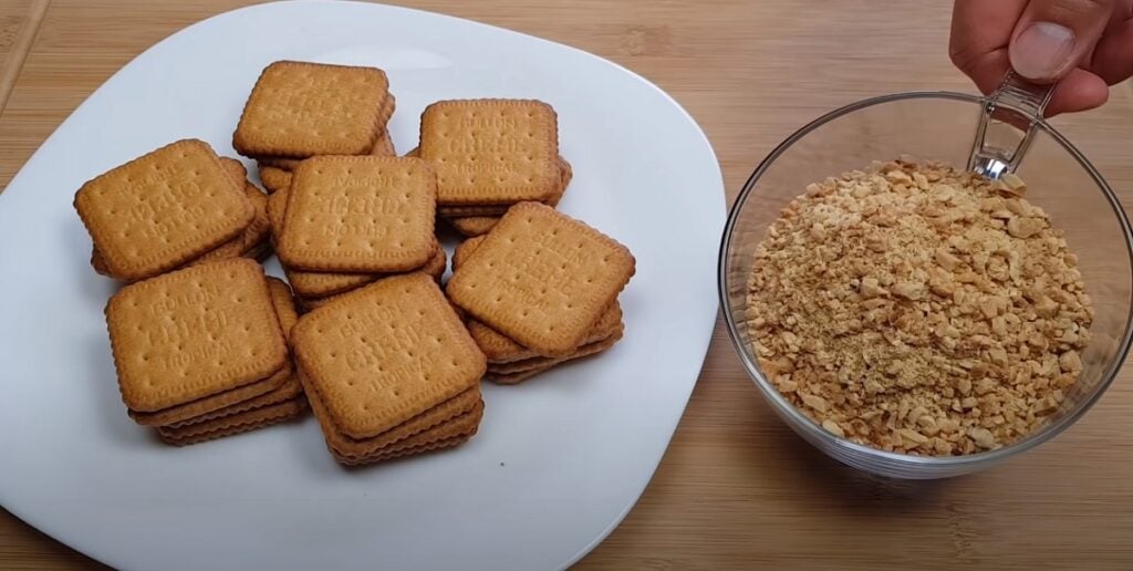 Potěšení pro Vaše smysly! Oblíbený čokoládový dort s krémem a sušenkami