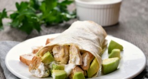 Tortilla s avokádem a grilovaným kuřecím masem v česnekovém dresinku Tortilla s avokádem a grilovaným kuřecím masem v česnekovém dresinku