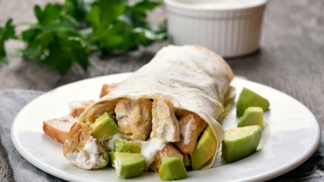 Tortilla s avokádem a grilovaným kuřecím masem v česnekovém dresinku