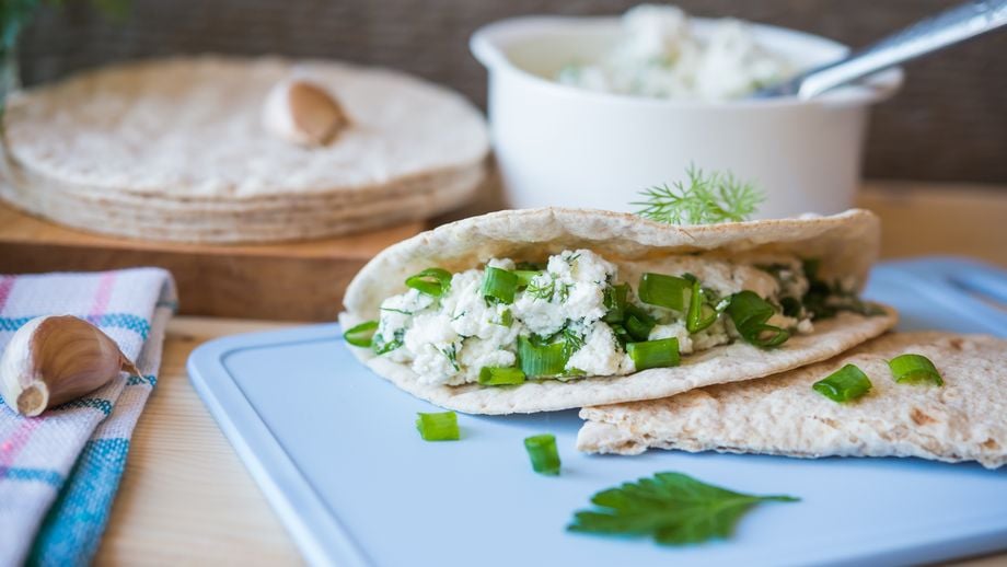 tortilla s čerstvým sýrem a česnekem