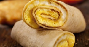 Tortilla s omeletou z mozzarelly a oreganem Tortilla s omeletou z mozzarelly a oreganem