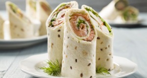 Tortilla s uzeným lososem a koprovým dresinkem Tortilla s uzeným lososem a koprovým dresinkem