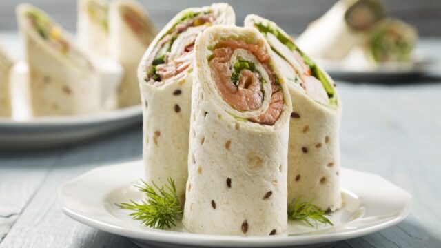 Tortilla s uzeným lososem a koprovým dresinkem Tortilla s uzeným lososem a koprovým dresinkem