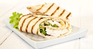 Tortilla se salátem Caesar