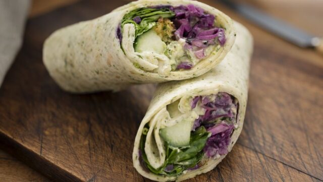 Tortilla se zeleninou, ořechy a jogurtovým dresinkem Tortilla se zeleninou, ořechy a jogurtovým dresinkem