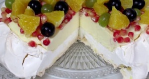Dort „Pavlova“ s krémem s příchutí zmrzliny. Jednoduše se vám rozplyne v ústech! Dort "Pavlova" s krémem s příchutí zmrzliny