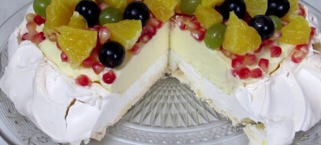 Dort "Pavlova" s krémem s příchutí zmrzliny Dort "Pavlova" s krémem s příchutí zmrzliny