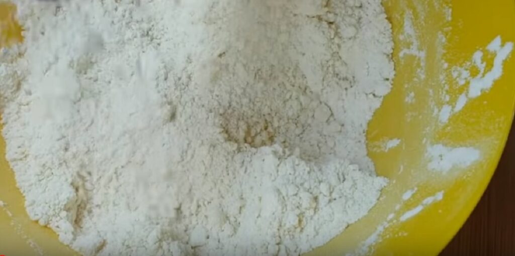slaný koláč se salámem a sýrem