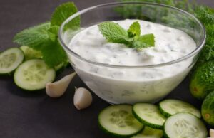 Tzatziki! Domácí výroba na tzatziki. Určitě vyzkoušejte a uvidíte. Jednoduchý a rýchly recept. Vhodný pro různe pokrmy