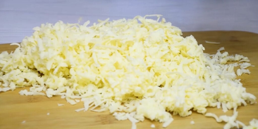 Sýrová roláda s kuřecím masem a švestkami