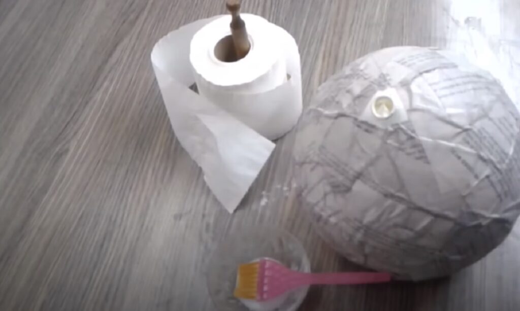 Inspirujte se ručními výtvory! Vyrobte si praktickou vázu z balónku a zápalek! 