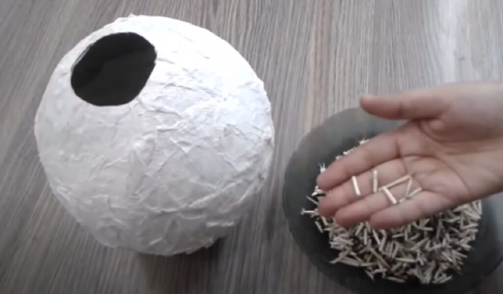 Inspirujte se ručními výtvory! Vyrobte si praktickou vázu z balónku a zápalek! 