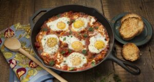 Vejce zapečená v rajčatové omáčce (Shakshuka), na snídaně a večerě vynikající