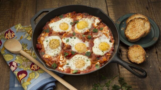 Vejce zapečená v rajčatové omáčce (Shakshuka), na snídaně a večerě vynikající Vejce zapečená v rajčatové omáčce (Shakshuka), na snídaně a večerě vynikající