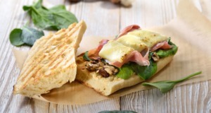 Zapečená ciabatta se šunkou a sýrem s jemnou hořčicovou omáčkou. Mňam! Zapečená ciabatta se šunkou a sýrem s hořčicovou omáčkou