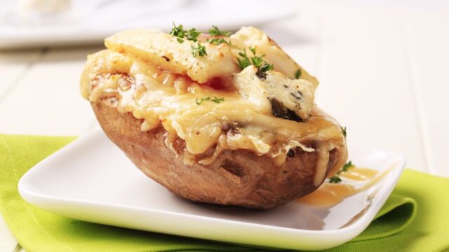 Zapečené brambory se dvěma druhy sýra