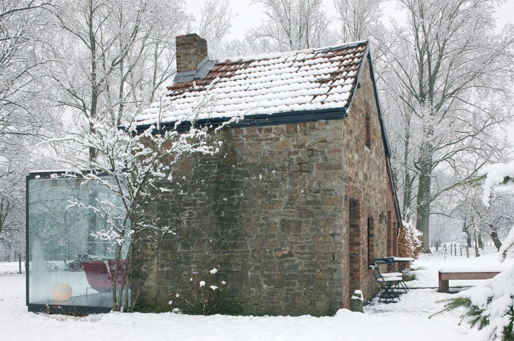 Kamenná hospodářská budova přeměněná na malý dům