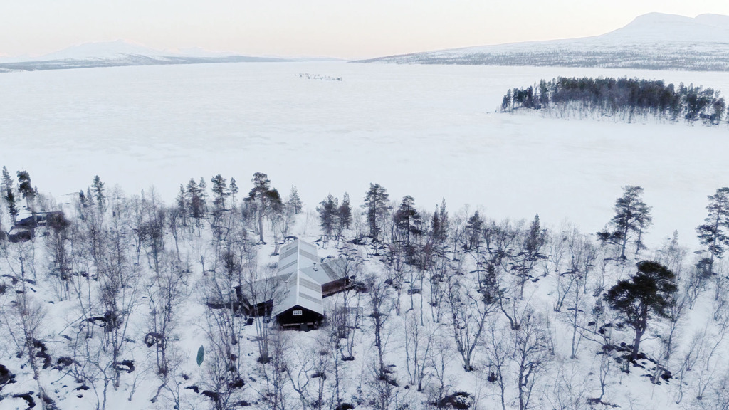 ahaa-cabin-on-femunden-aerial1-via-smallhousebliss Srub u jezera Femunden: moderní skandinávské útočiště v srdci divoké přírody