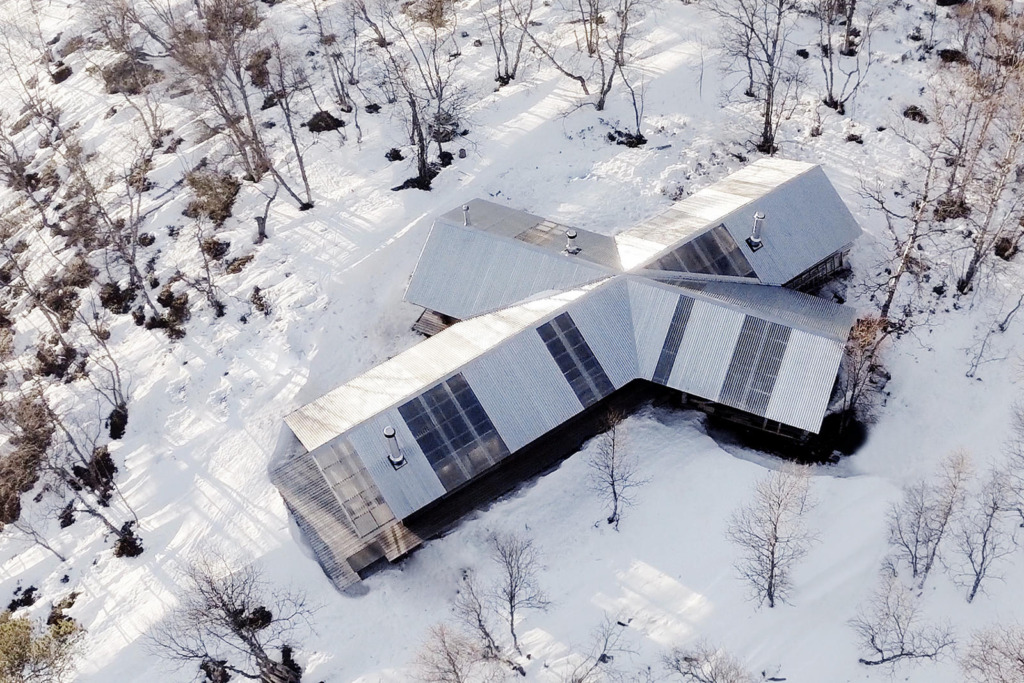 ahaa-cabin-on-femunden-aerial2-via-smallhousebliss Srub u jezera Femunden: moderní skandinávské útočiště v srdci divoké přírody