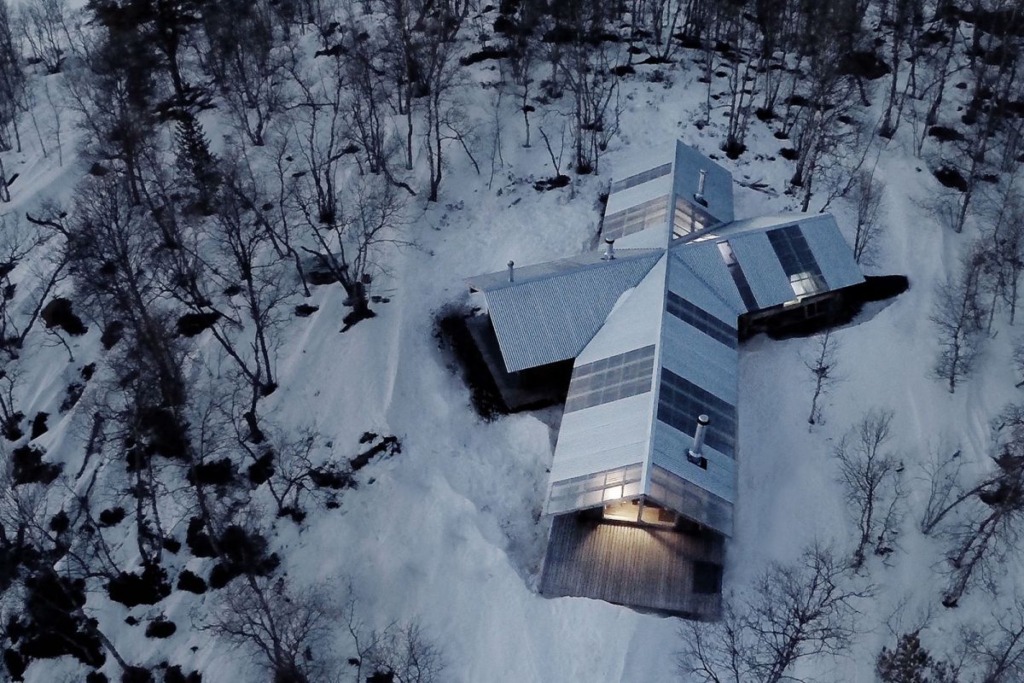 ahaa-cabin-on-femunden-aerial3-via-smallhousebliss Srub u jezera Femunden: moderní skandinávské útočiště v srdci divoké přírody