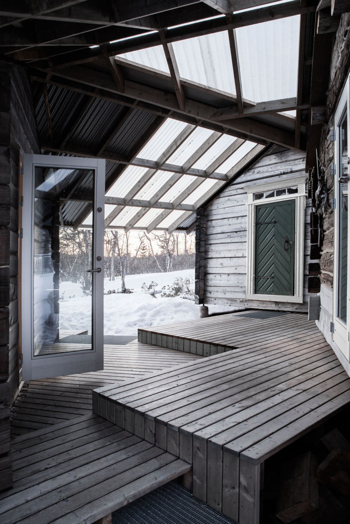 ahaa-cabin-on-femunden-entry-deck-via-smallhousebliss Srub u jezera Femunden: moderní skandinávské útočiště v srdci divoké přírody