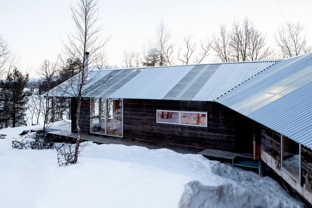 ahaa-cabin-on-femunden-exterior1-via-smallhousebliss Srub u jezera Femunden: moderní skandinávské útočiště v srdci divoké přírody