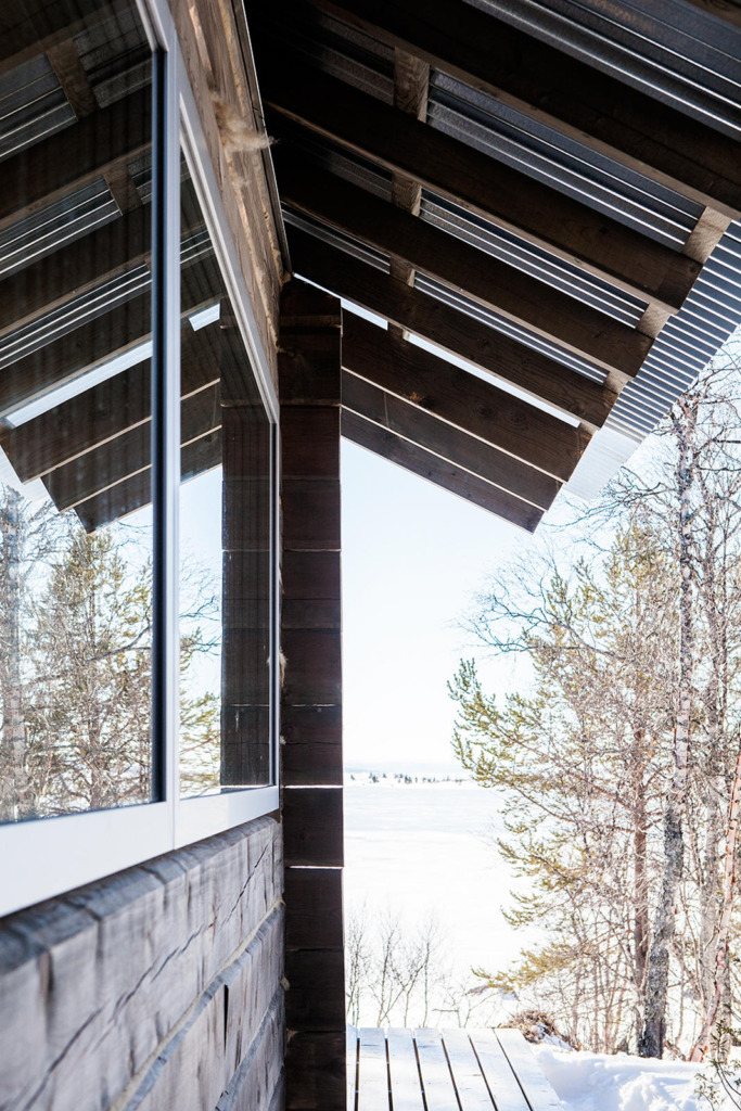 ahaa-cabin-on-femunden-exterior10-via-smallhousebliss Srub u jezera Femunden: moderní skandinávské útočiště v srdci divoké přírody