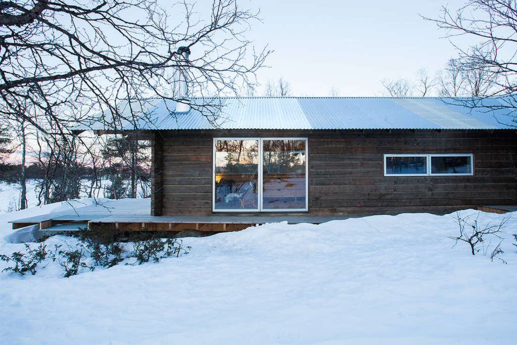 ahaa-cabin-on-femunden-exterior3-via-smallhousebliss Srub u jezera Femunden: moderní skandinávské útočiště v srdci divoké přírody