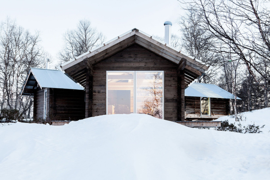 ahaa-cabin-on-femunden-exterior4-via-smallhousebliss Srub u jezera Femunden: moderní skandinávské útočiště v srdci divoké přírody