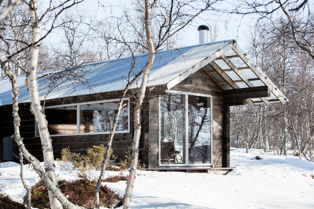 ahaa-cabin-on-femunden-exterior5-via-smallhousebliss Srub u jezera Femunden: moderní skandinávské útočiště v srdci divoké přírody