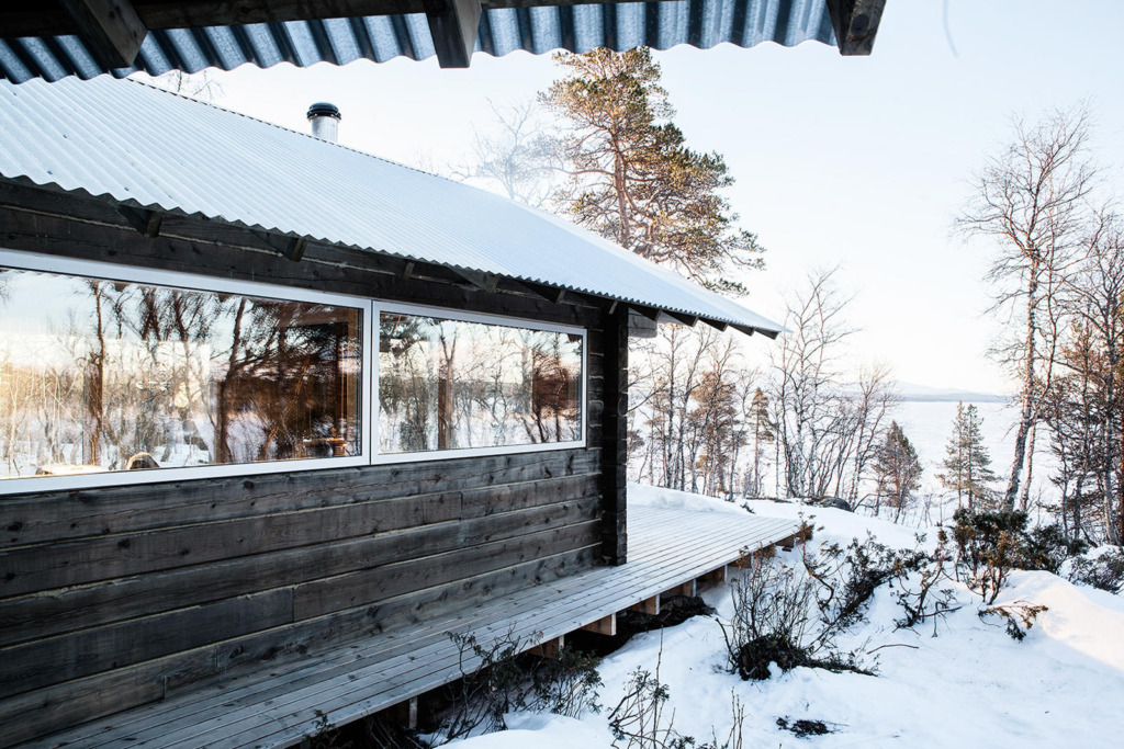 ahaa-cabin-on-femunden-exterior6-via-smallhousebliss Srub u jezera Femunden: moderní skandinávské útočiště v srdci divoké přírody