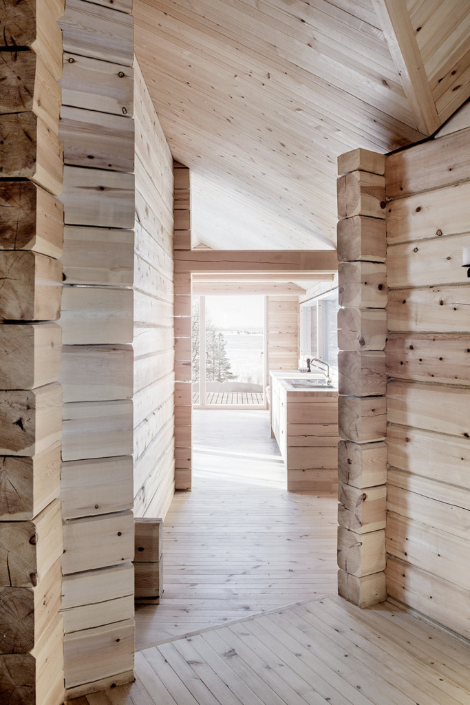 ahaa-cabin-on-femunden-ldk1-via-smallhousebliss Srub u jezera Femunden: moderní skandinávské útočiště v srdci divoké přírody