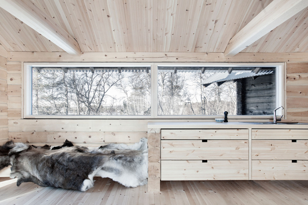 ahaa-cabin-on-femunden-ldk3-via-smallhousebliss Srub u jezera Femunden: moderní skandinávské útočiště v srdci divoké přírody