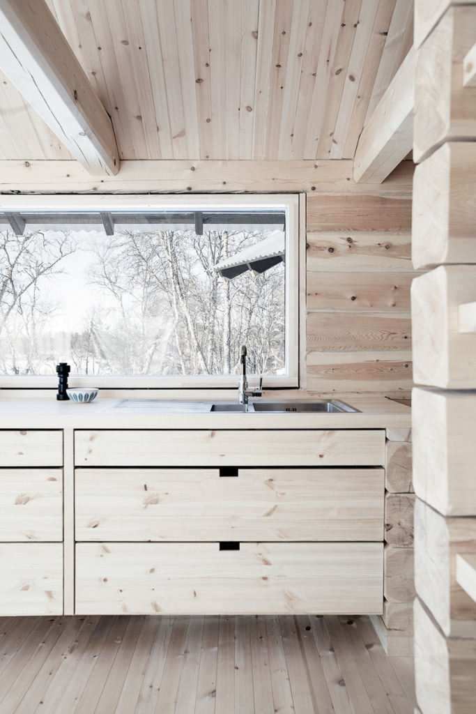 ahaa-cabin-on-femunden-ldk4-via-smallhousebliss Srub u jezera Femunden: moderní skandinávské útočiště v srdci divoké přírody