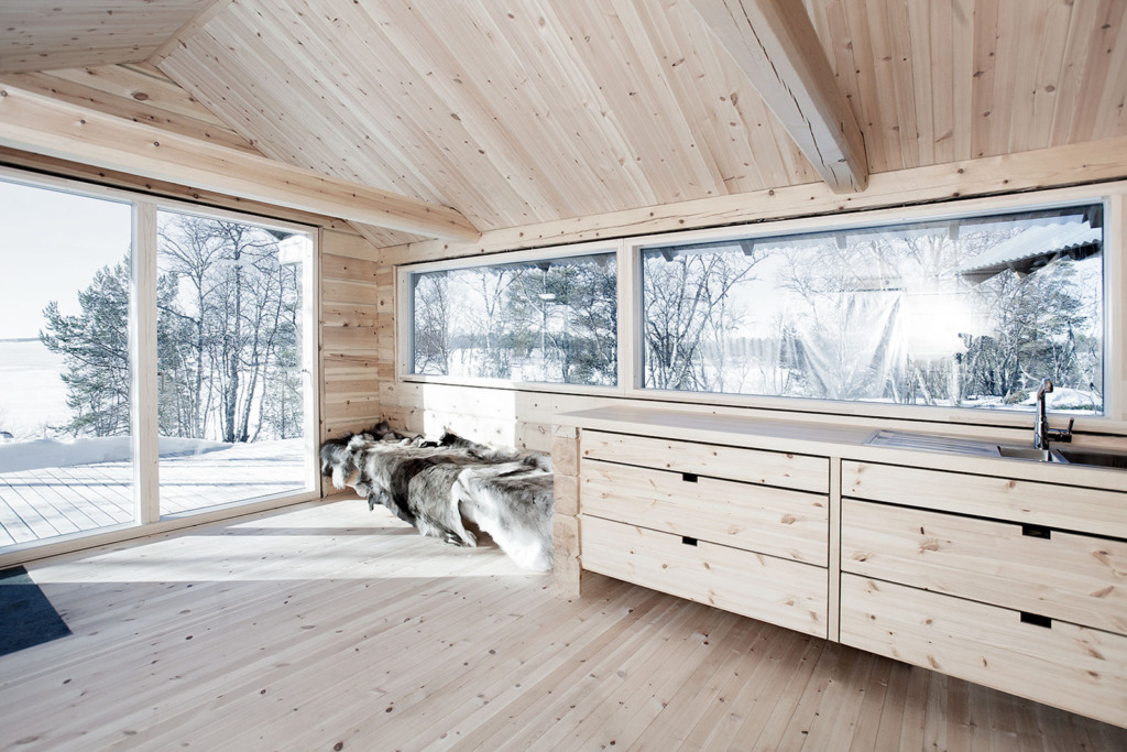ahaa-cabin-on-femunden-ldk5-via-smallhousebliss Srub u jezera Femunden: moderní skandinávské útočiště v srdci divoké přírody