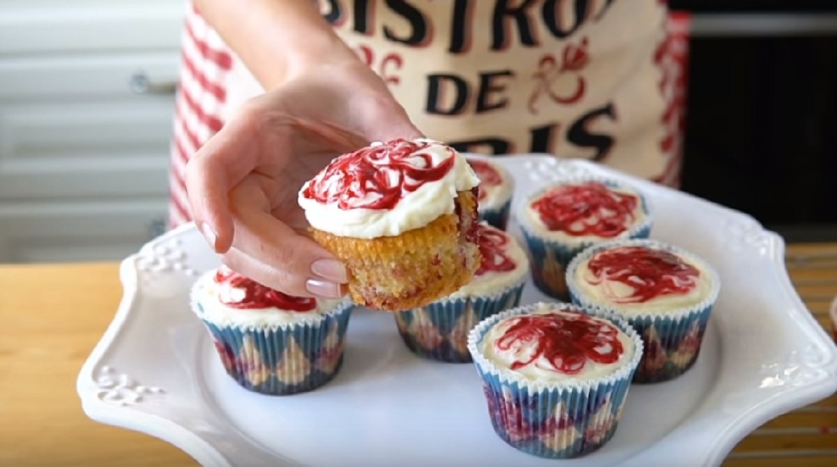 Vanilkové muffiny s lesními plody a jemným krémem - chutné, měkké a nadýchané!