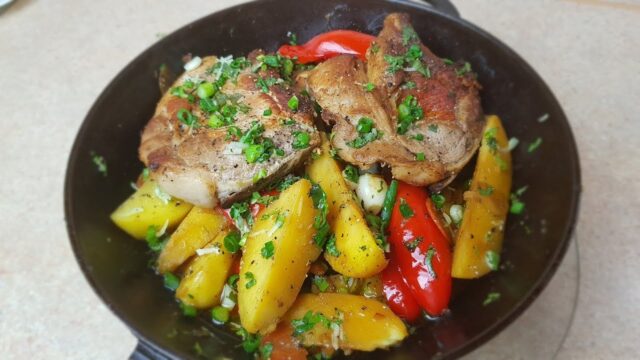 cartofi-cu-carne-si-legume