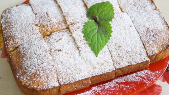 jablečný dort se zakysanou smetanou