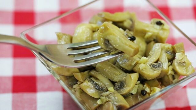 Marinované žampiony za 5 minut! Příprava je velmi rýchla a snadná. Jsou mnohem chutnejší než kupované Marinované žampiony za 5 minut! Příprava je velmi rýchla a snadná. Jsou mnohem chutnejší než kupované