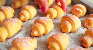 Neodolatelné tvarohové croissanty z jednoduchého těsta – Perfektní pro každou příležitost Vynikající tvarohové croissanty z kváskového těsta! Nikdy nebyli lepší a chutnejší