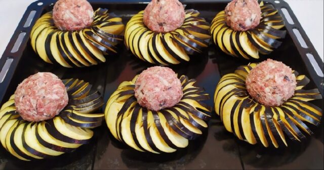 Lilkové hnízda s mletým masem a sýrem v rajčatové omáčce