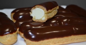Éclairs s pařížským krémem a čokoládovou polevou Éclairs s pařížským krémem a čokoládovou polevou