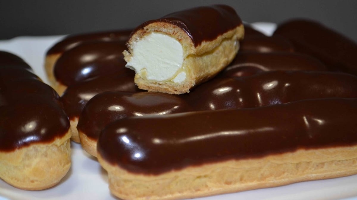 Éclairs s pařížským krémem a čokoládovou polevou