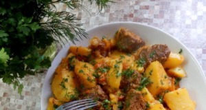Hovězí guláš s brambory a zeleninou: Recept na syté a chutné jídlo Hovězí guláš s brambory a zeleninou: Recept na syté a chutné jídlo