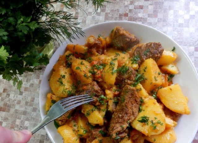 Hovězí guláš s brambory a zeleninou: Recept na syté a chutné jídlo
