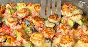 Úsporný a rychlý recept na šťavnaté kuřecí kuličky se zapékanou zeleninou Šťavnaté kuřecí kuličky se zapékanou zeleninou